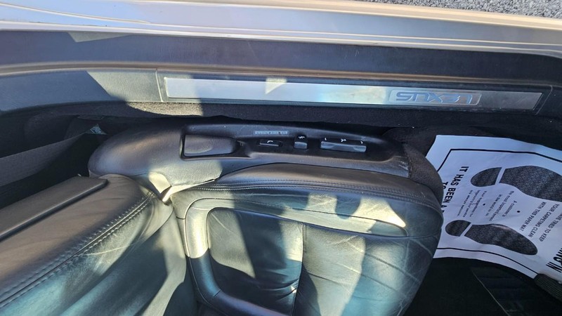 Lexus SC 430 Vehicle Full-screen Gallery Image 10