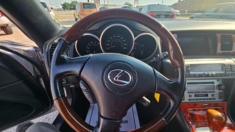 Lexus SC 430 Vehicle Full-screen Gallery Image 11