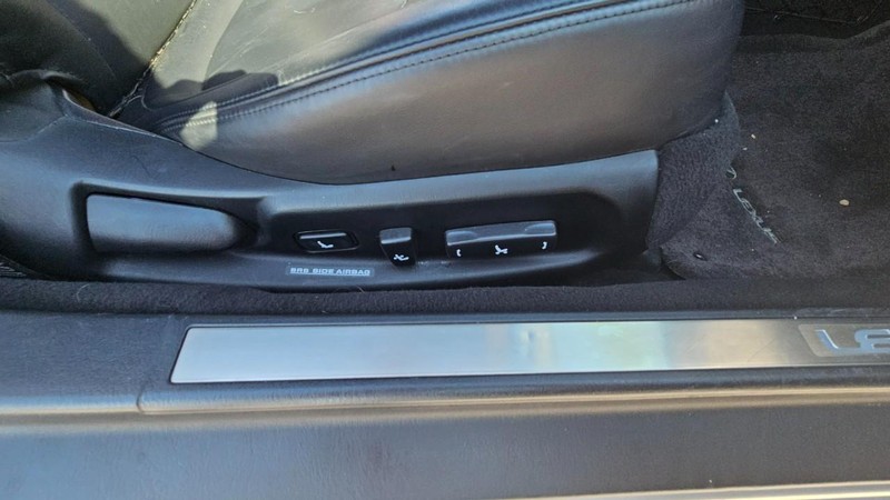 Lexus SC 430 Vehicle Full-screen Gallery Image 16