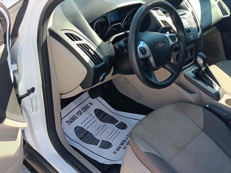 Ford Focus Vehicle Full-screen Gallery Image 9