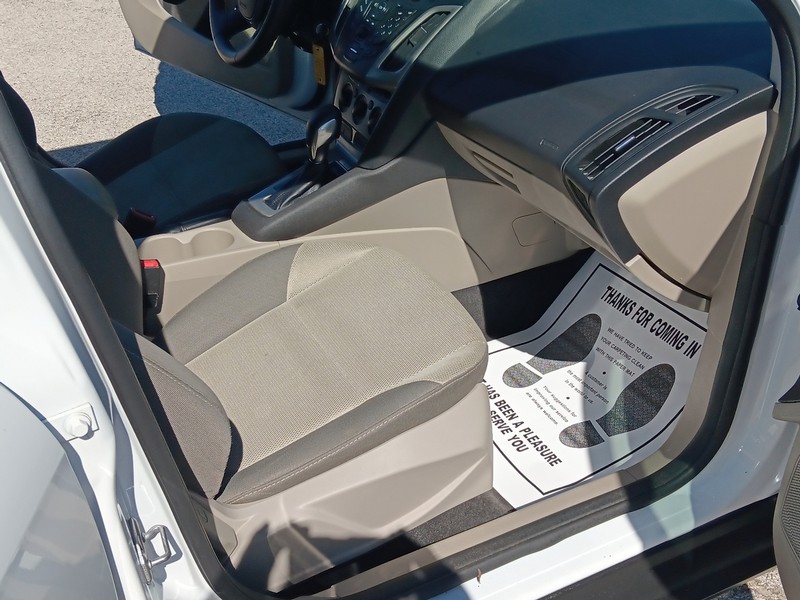 Ford Focus Vehicle Full-screen Gallery Image 12