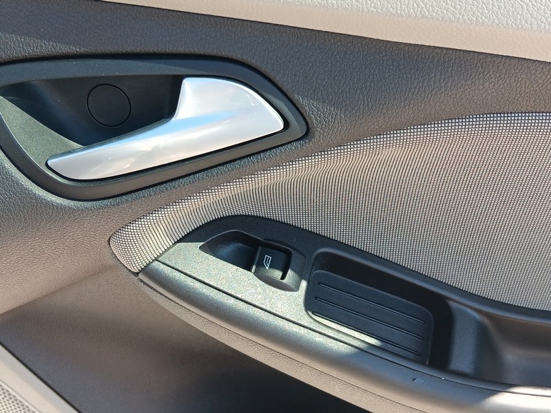 Ford Focus Vehicle Full-screen Gallery Image 13
