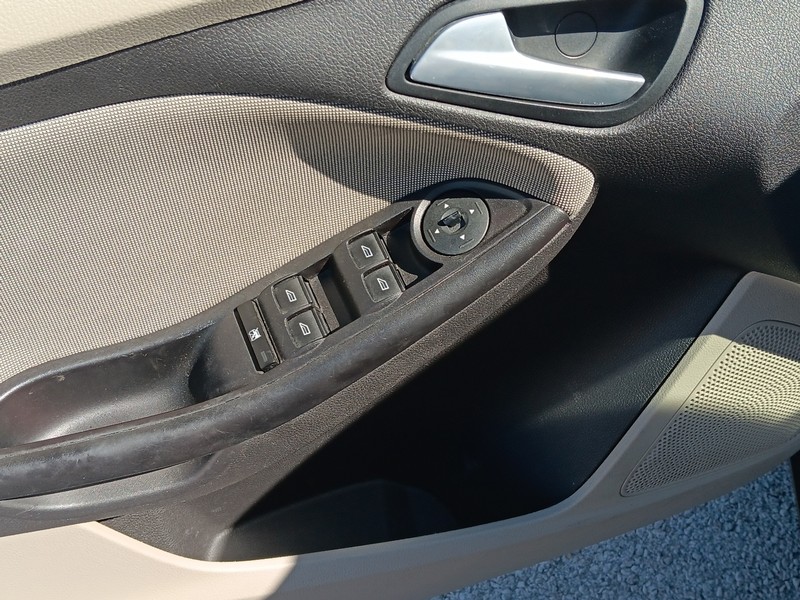 Ford Focus Vehicle Full-screen Gallery Image 14