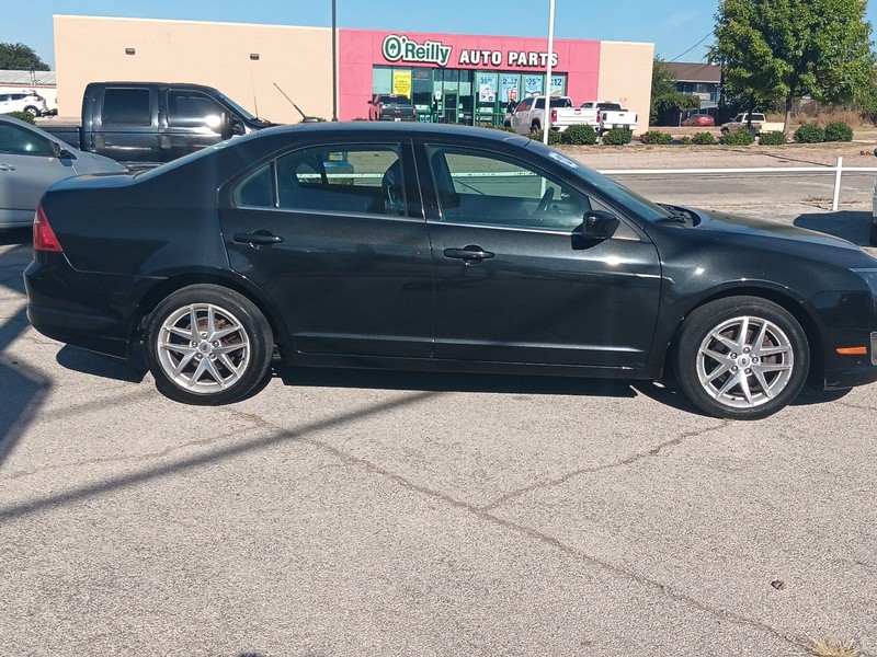 Ford Fusion Vehicle Full-screen Gallery Image 2