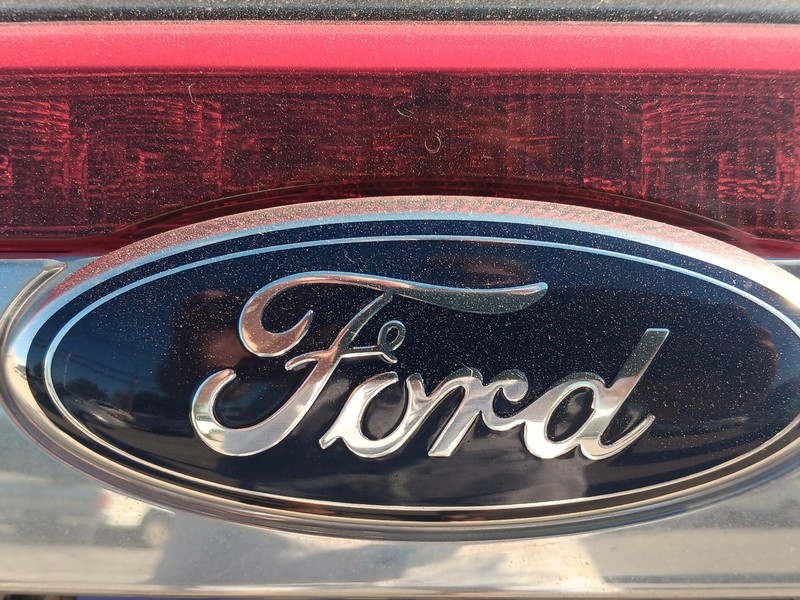 Ford Fusion Vehicle Full-screen Gallery Image 5