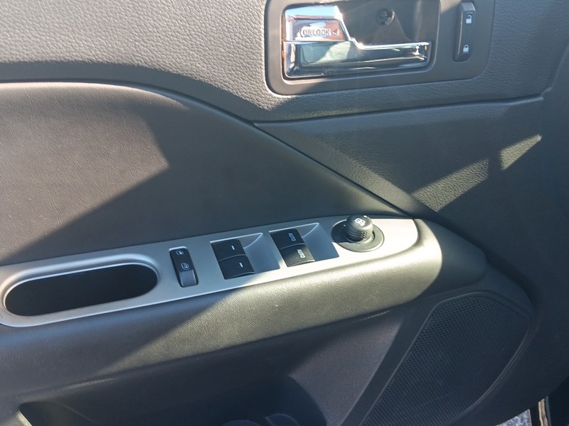 Ford Fusion Vehicle Full-screen Gallery Image 10