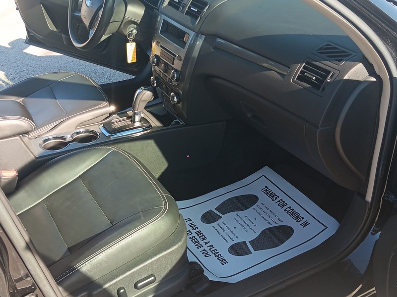 Ford Fusion Vehicle Full-screen Gallery Image 14