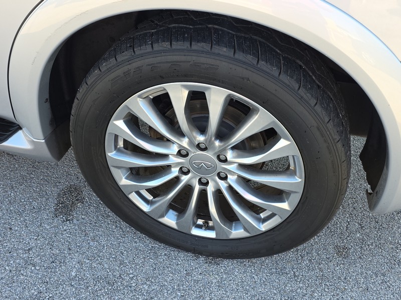 INFINITI QX80 Vehicle Full-screen Gallery Image 7