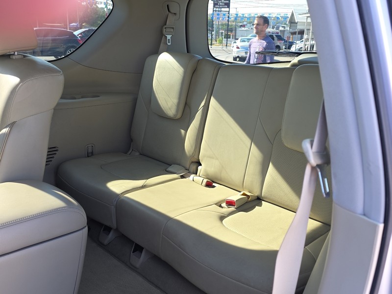 INFINITI QX80 Vehicle Full-screen Gallery Image 10