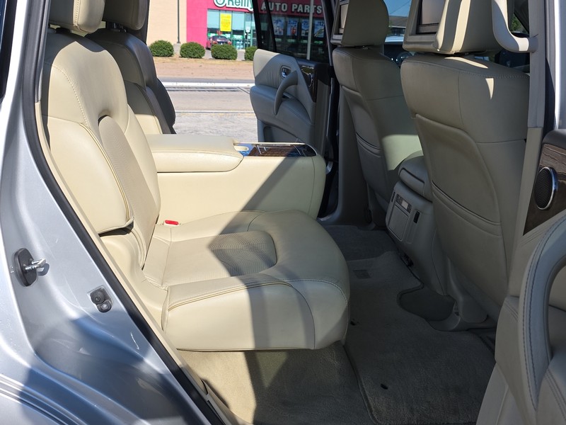INFINITI QX80 Vehicle Full-screen Gallery Image 11