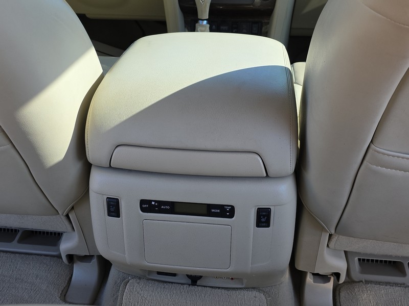 INFINITI QX80 Vehicle Full-screen Gallery Image 12