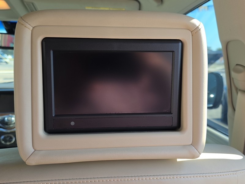 INFINITI QX80 Vehicle Full-screen Gallery Image 13