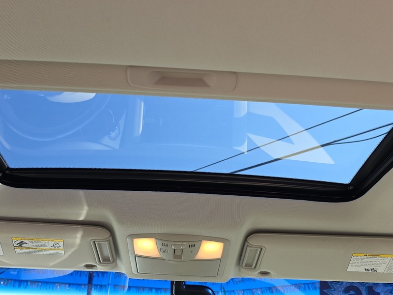 INFINITI QX80 Vehicle Full-screen Gallery Image 14