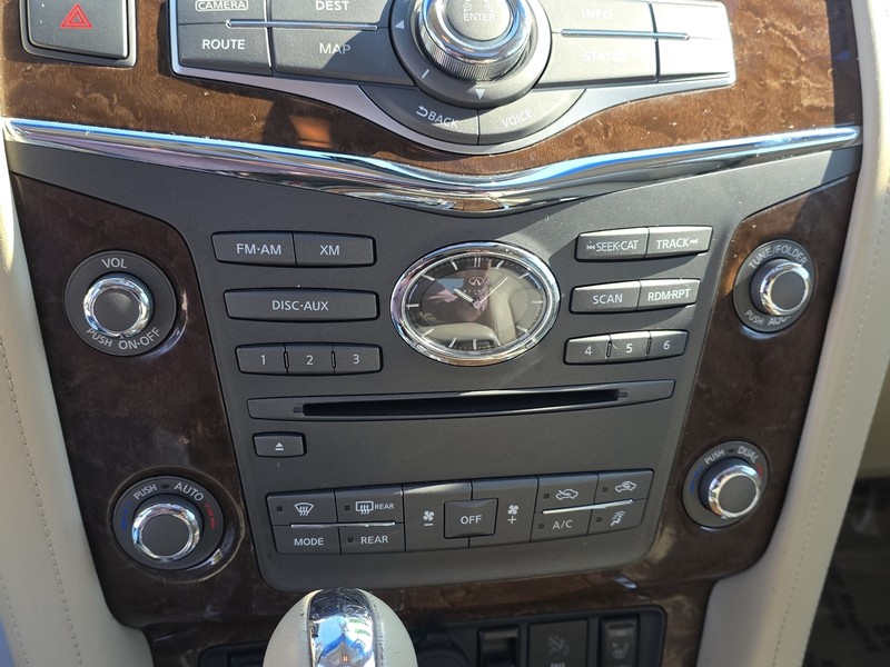 INFINITI QX80 Vehicle Full-screen Gallery Image 17