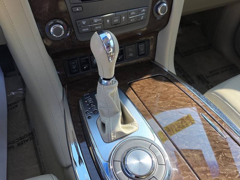INFINITI QX80 Vehicle Full-screen Gallery Image 18