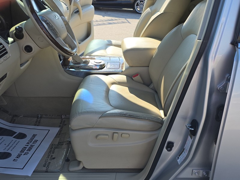 INFINITI QX80 Vehicle Full-screen Gallery Image 21