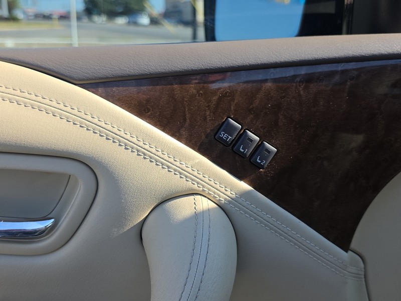 INFINITI QX80 Vehicle Full-screen Gallery Image 23