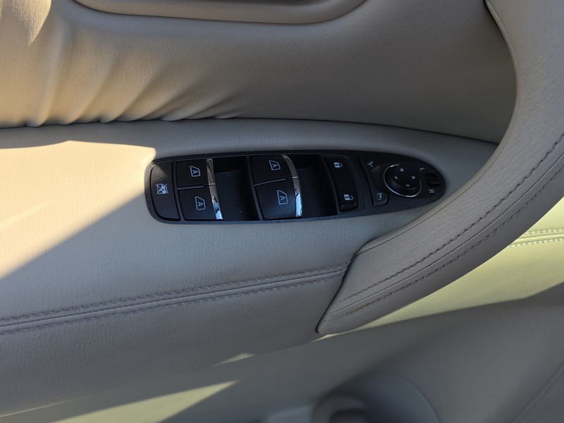 INFINITI QX80 Vehicle Full-screen Gallery Image 24