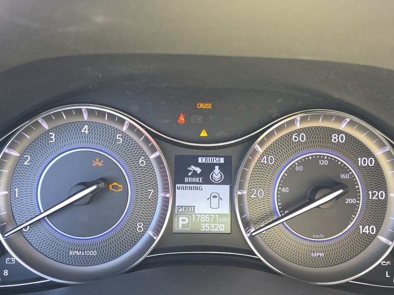 INFINITI QX80 Vehicle Full-screen Gallery Image 28