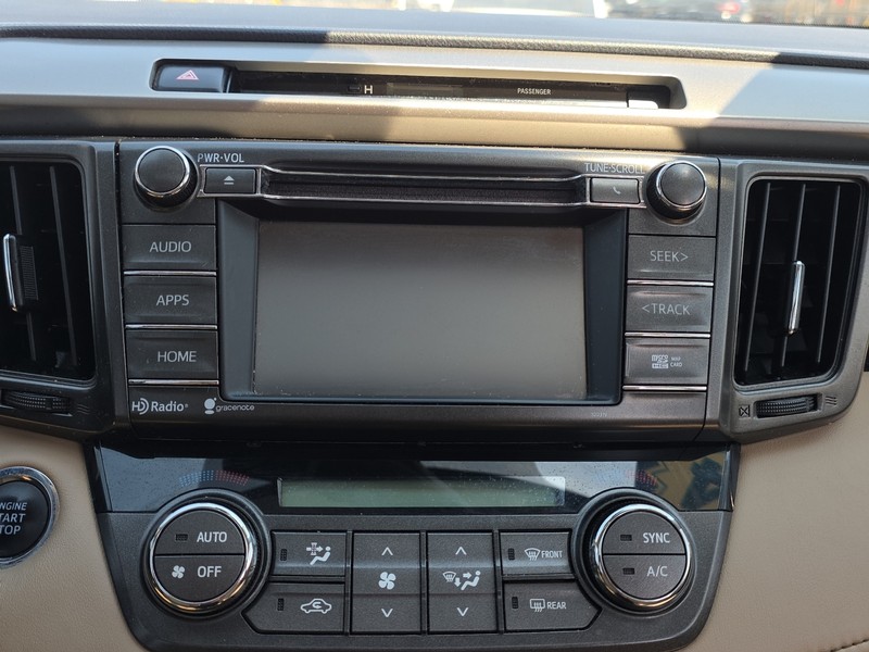 Toyota RAV4 Vehicle Full-screen Gallery Image 29