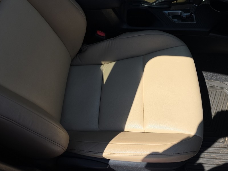 Toyota RAV4 Vehicle Full-screen Gallery Image 31