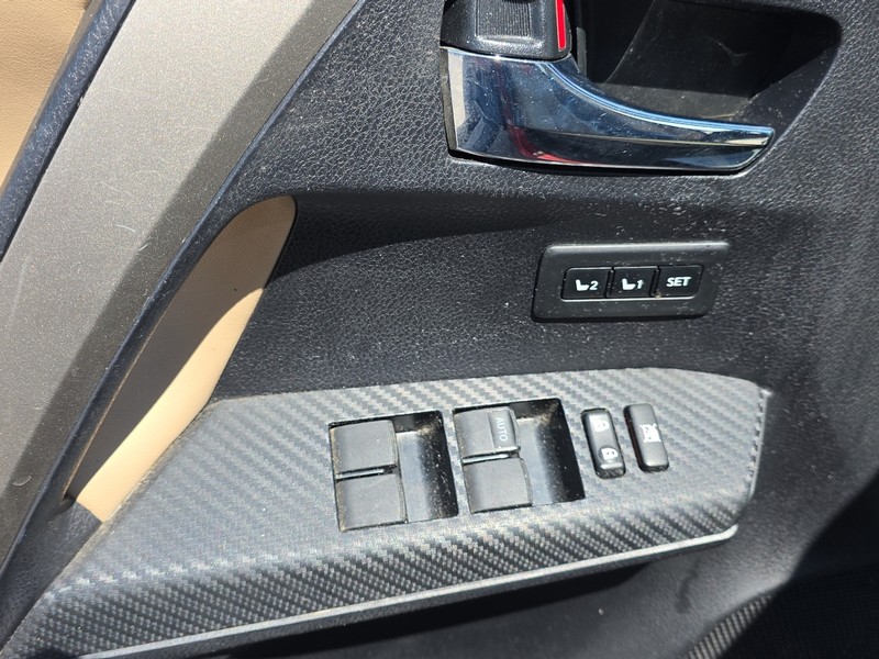 Toyota RAV4 Vehicle Full-screen Gallery Image 35