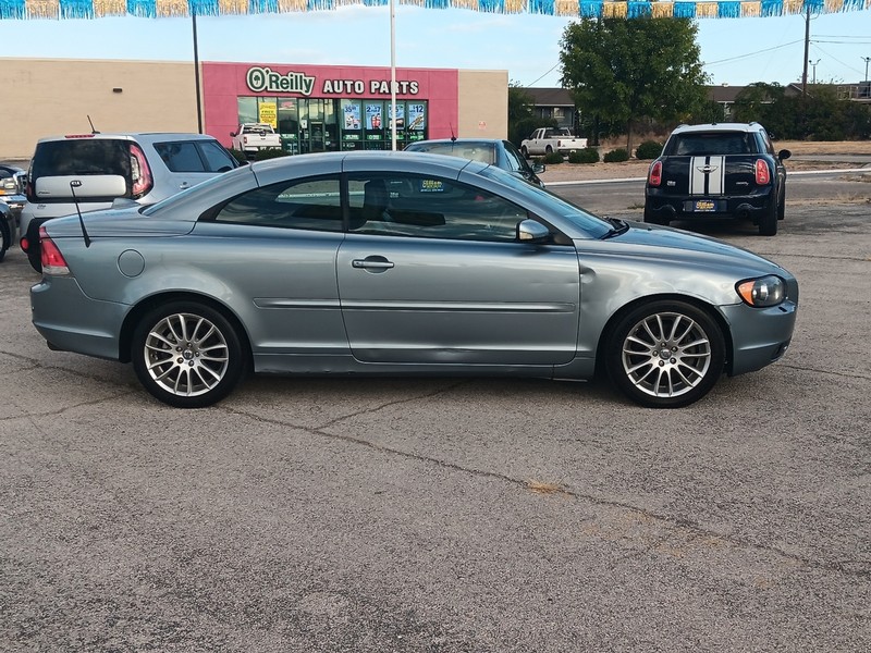 Volvo C70 Vehicle Full-screen Gallery Image 02