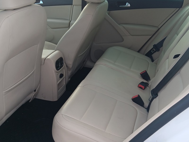 Volkswagen Tiguan Vehicle Full-screen Gallery Image 09