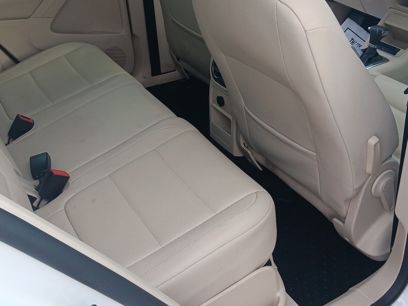 Volkswagen Tiguan Vehicle Full-screen Gallery Image 15