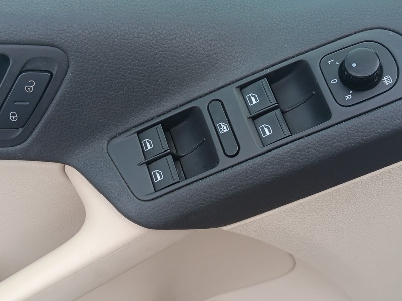 Volkswagen Tiguan Vehicle Full-screen Gallery Image 18