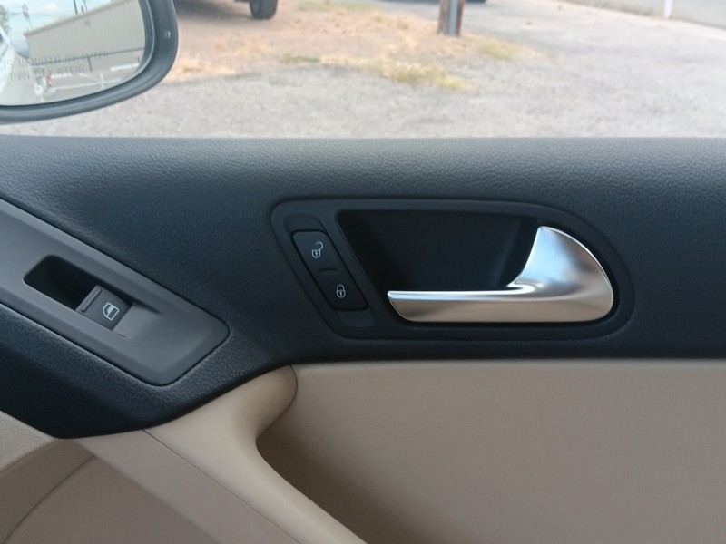 Volkswagen Tiguan Vehicle Full-screen Gallery Image 19