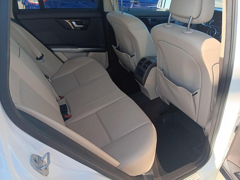 Mercedes-Benz GLK-Class Vehicle Full-screen Gallery Image 05