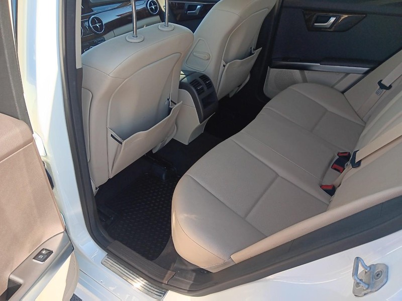 Mercedes-Benz GLK-Class Vehicle Full-screen Gallery Image 06