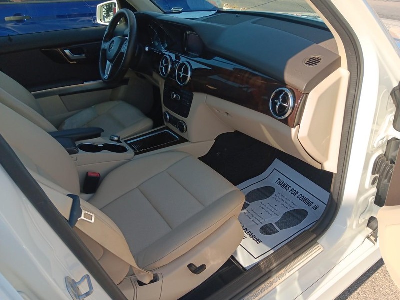 Mercedes-Benz GLK-Class Vehicle Full-screen Gallery Image 07