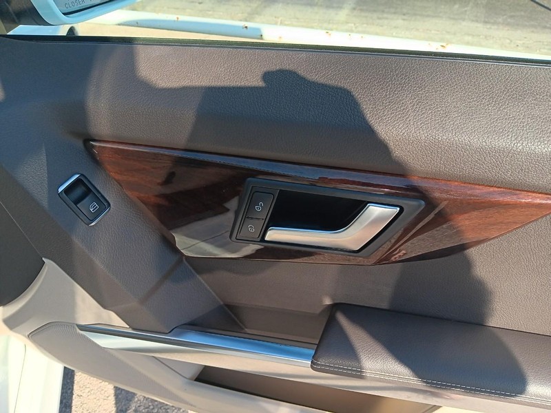 Mercedes-Benz GLK-Class Vehicle Full-screen Gallery Image 10