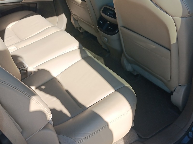 Acura MDX Vehicle Full-screen Gallery Image 12