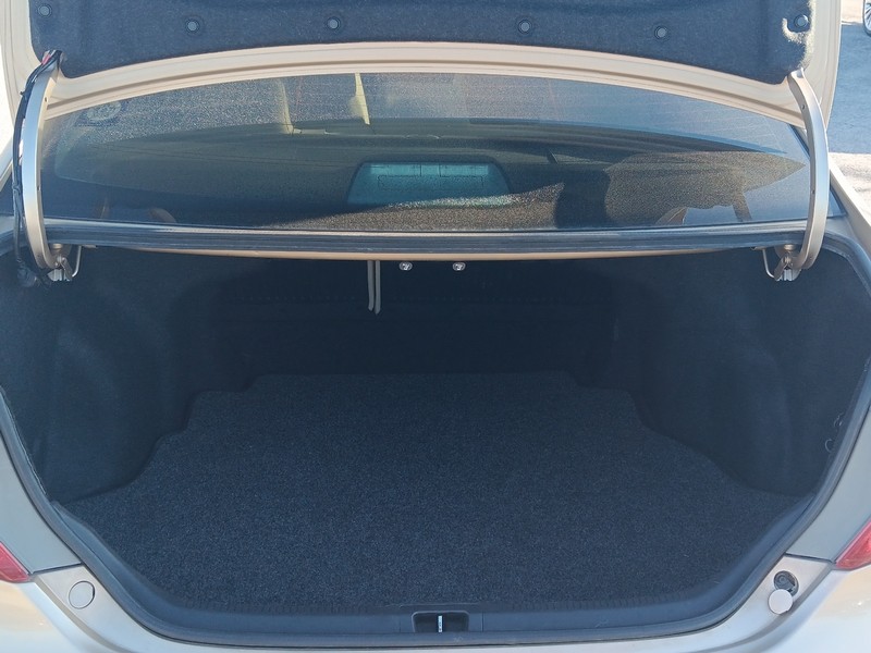 Toyota Camry Vehicle Full-screen Gallery Image 05