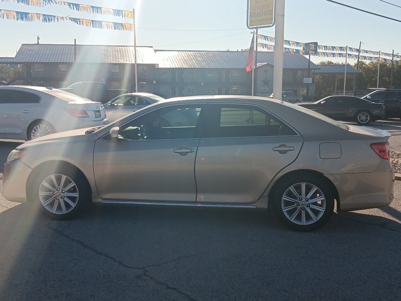 Toyota Camry Vehicle Full-screen Gallery Image 07