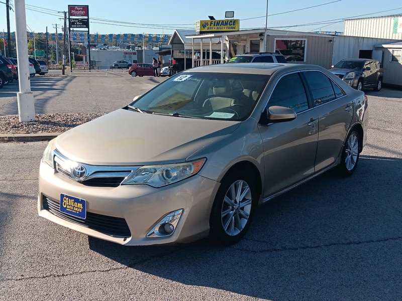 Toyota Camry Vehicle Full-screen Gallery Image 08