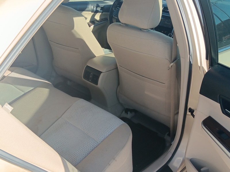 Toyota Camry Vehicle Full-screen Gallery Image 10