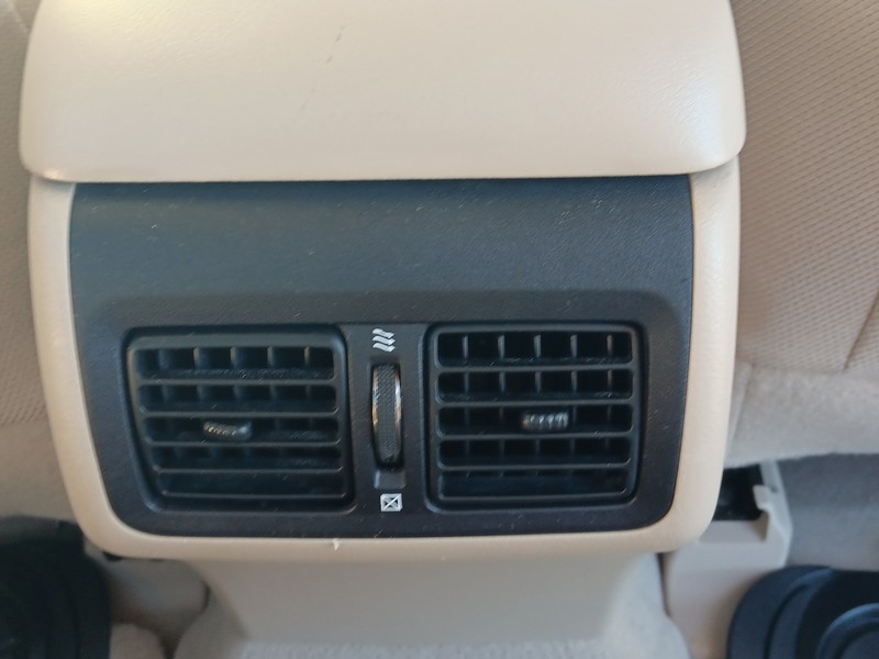 Toyota Camry Vehicle Full-screen Gallery Image 11