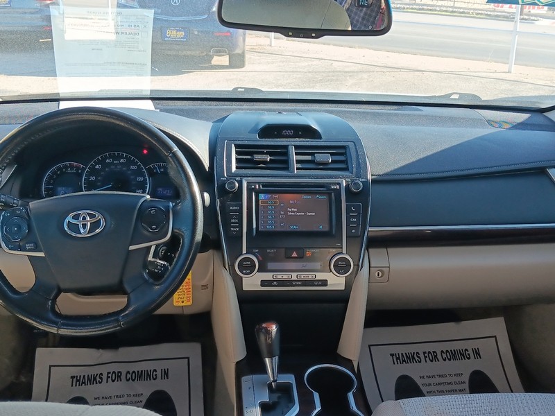 Toyota Camry Vehicle Full-screen Gallery Image 12