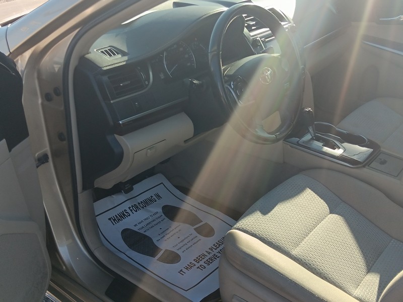 Toyota Camry Vehicle Full-screen Gallery Image 16