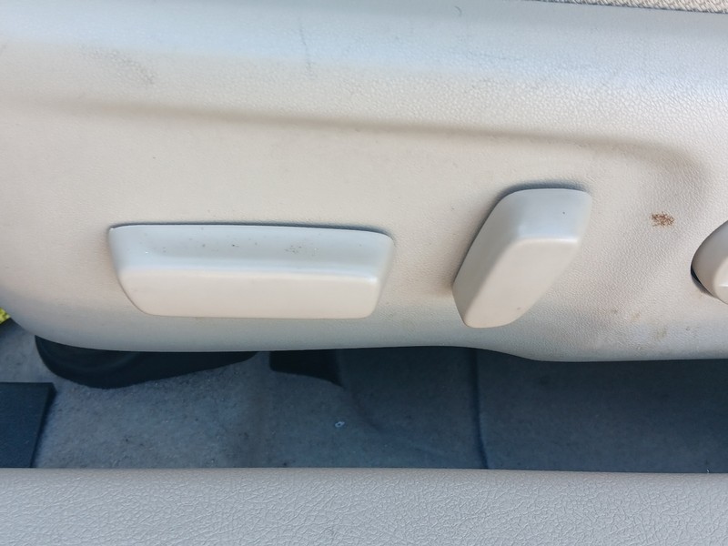 Toyota Camry Vehicle Full-screen Gallery Image 17