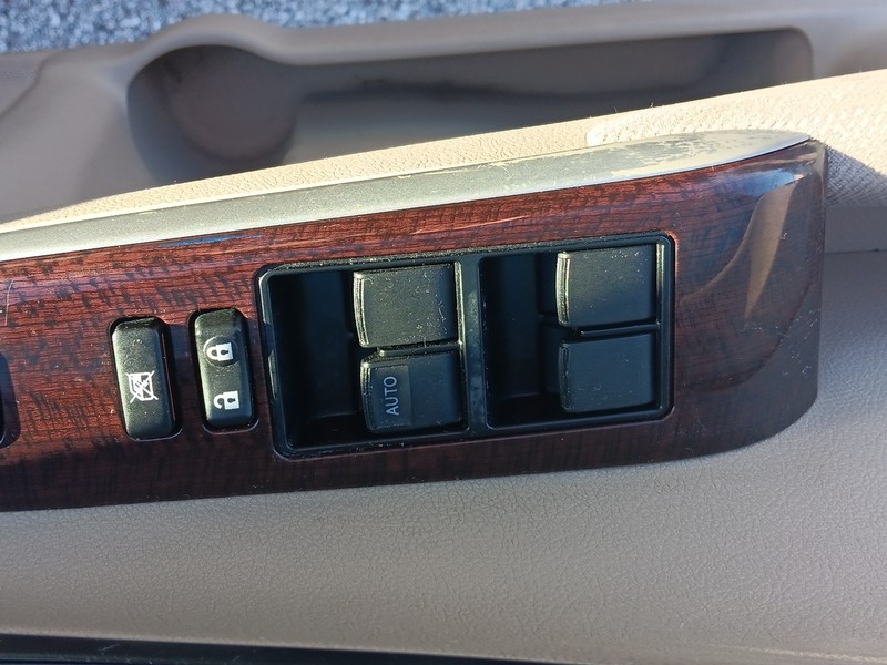 Toyota Camry Vehicle Full-screen Gallery Image 18