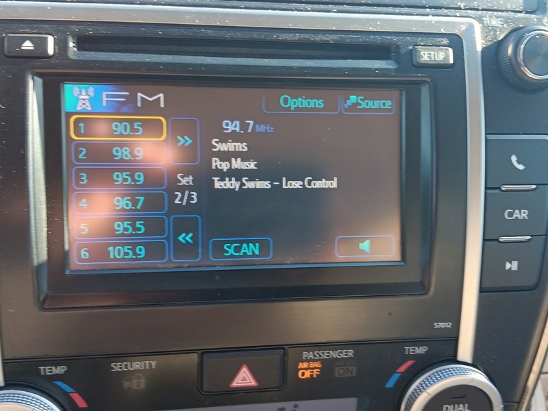 Toyota Camry Vehicle Full-screen Gallery Image 21