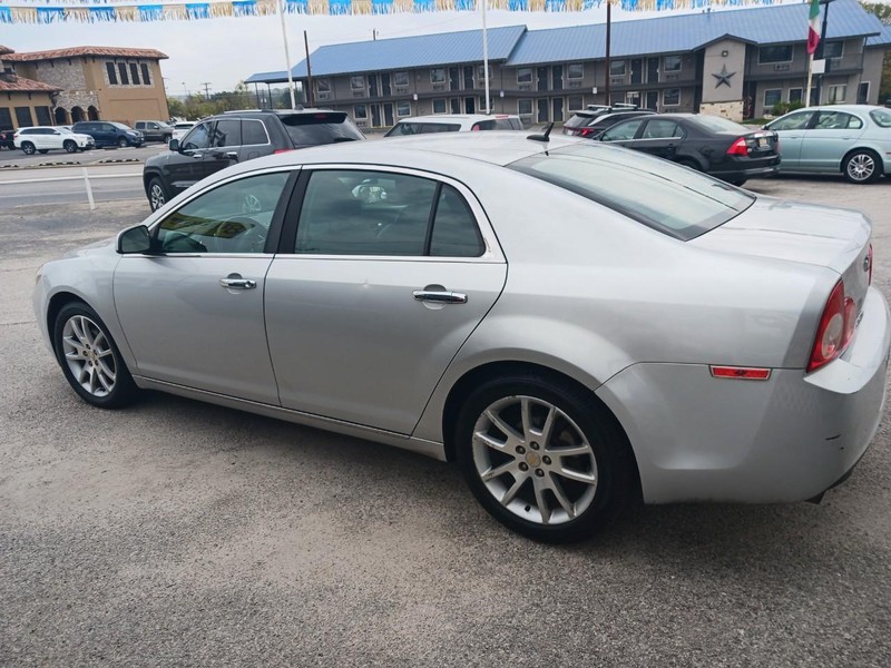 Chevrolet Malibu Vehicle Full-screen Gallery Image 2