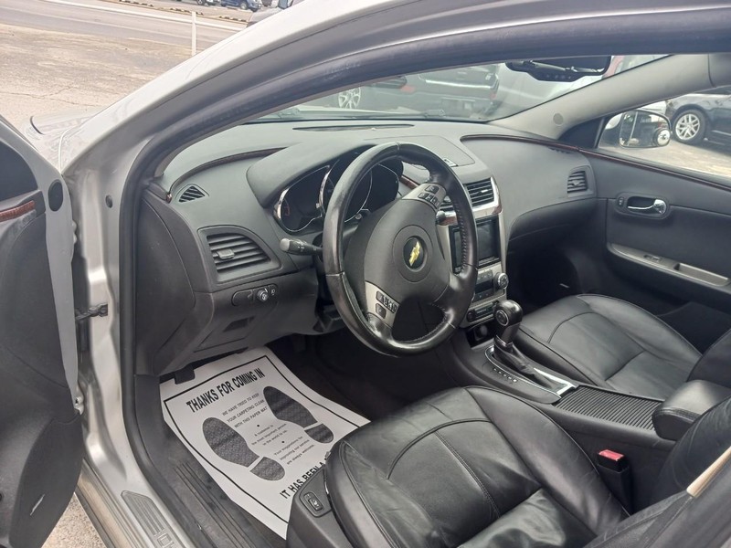 Chevrolet Malibu Vehicle Full-screen Gallery Image 3