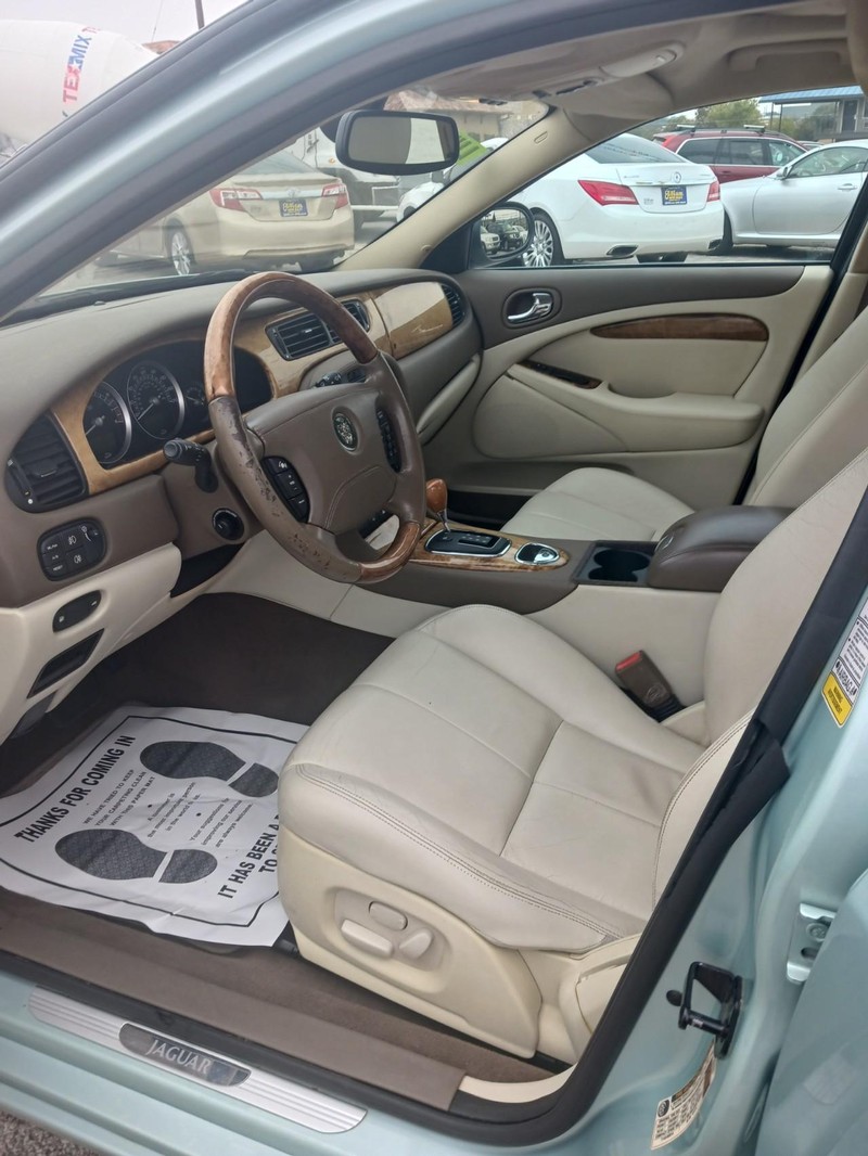 Jaguar S-Type Vehicle Full-screen Gallery Image 4