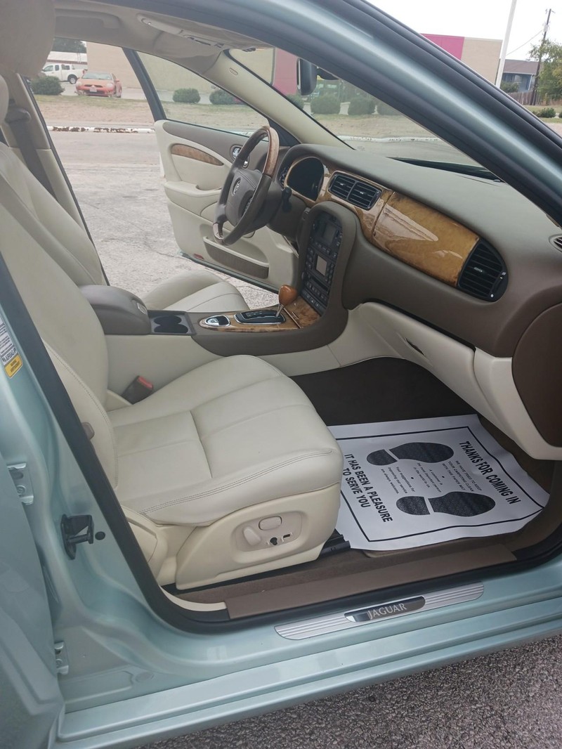 Jaguar S-Type Vehicle Full-screen Gallery Image 8